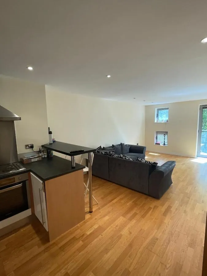 2 Bedroom Apartment In Leeds City Centre  Лидс