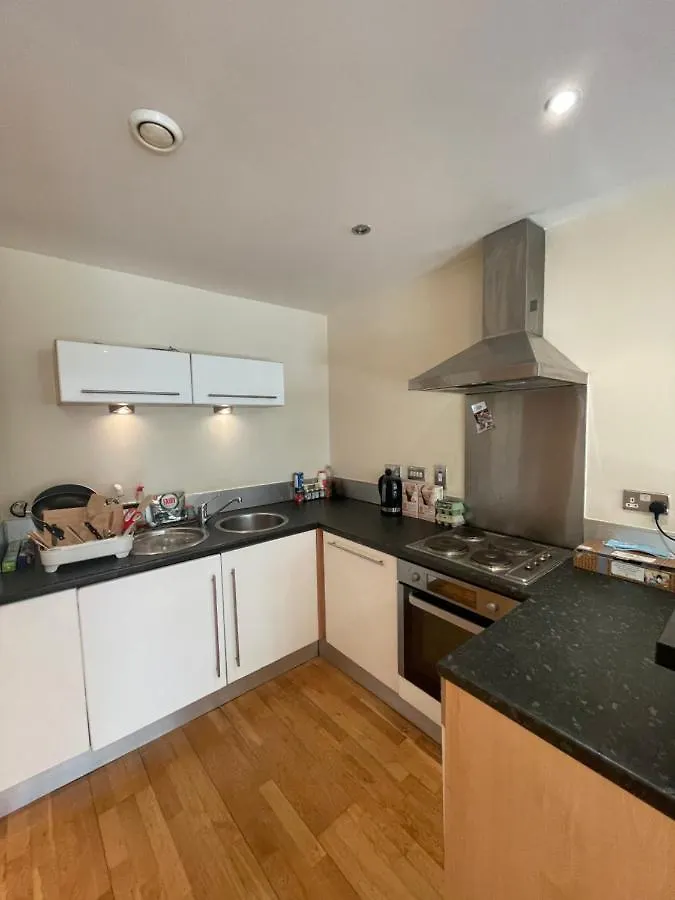 2 Bedroom Apartment In Leeds City Centre 0*, Лидс
